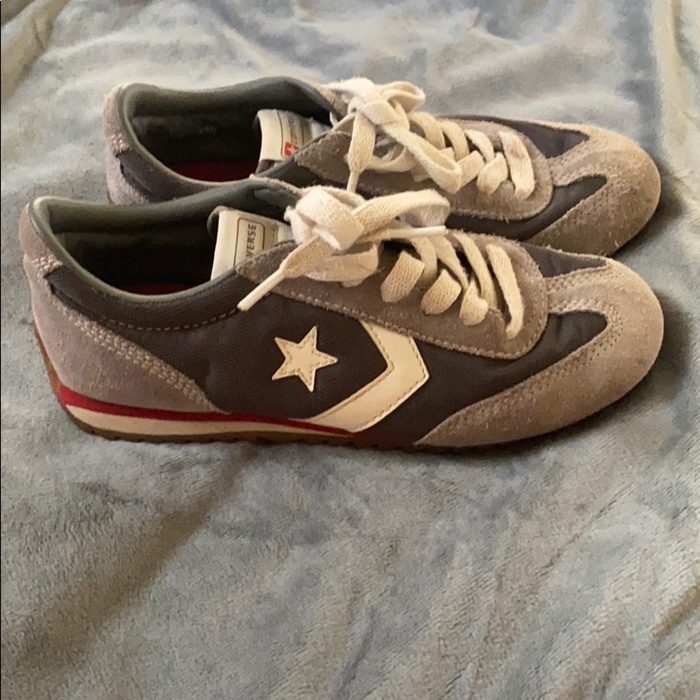 Size 6 grey converse.